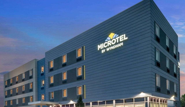Microtel Inn & Suites by Wyndham Hot Springs