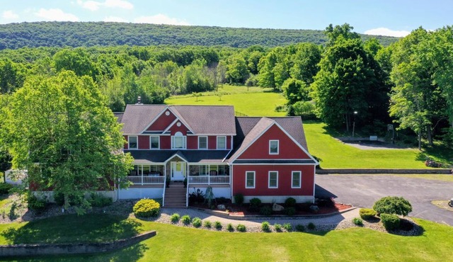 Mid-Hudson Estate on 11 acres with pool