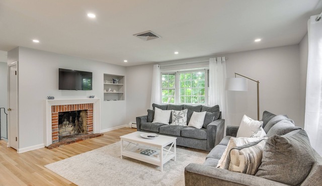 Middletown Vacation Rental: 2 Mi to Beach!