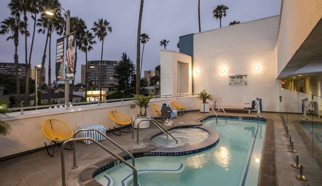 Minutes Away from The Venice Beach Drum Circle! Heated Outdoor Pool, Bike Rental