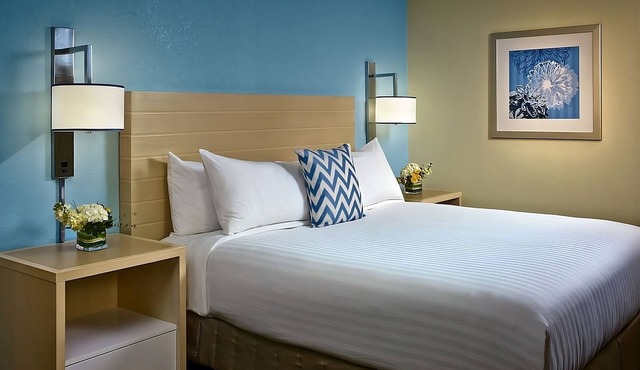 Minutes to Downtown Cleveland! Budget-friendly Accommodation W/FREE Parking!