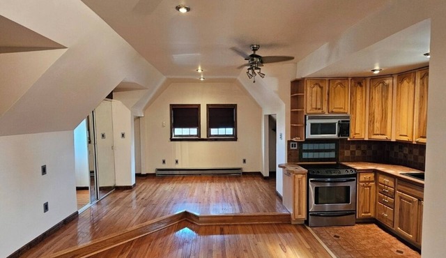 Minutes to Saugerties & HITS Horse show. nAbove garage w/own private entrance.