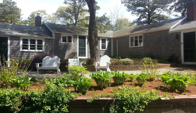 Minutes to several local Beaches, Clean, A/C, fire pit, perfect family home!