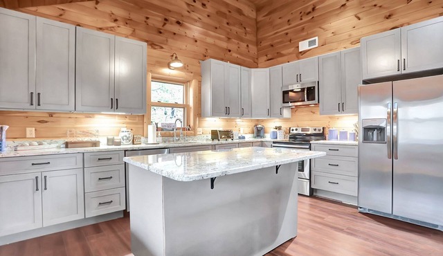 Minutes to Wisp! Renovated! Hot Tub! Fast Wi-Fi!