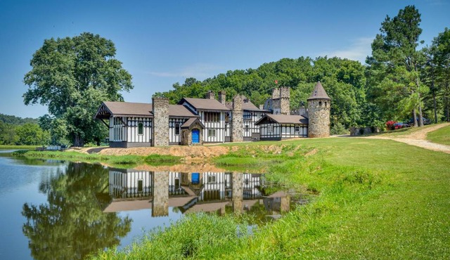 Missouri Castle w/Private Lake, Pool & 100 Acres!