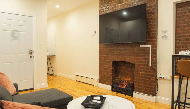 Modern 1-bedroom Garden Apartment with Backyard, up to 25 mins to Times Square