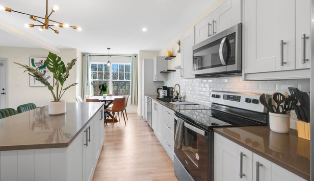 Modern 3-Floor Townhome | 5BR | Spacious & Stylish Stay