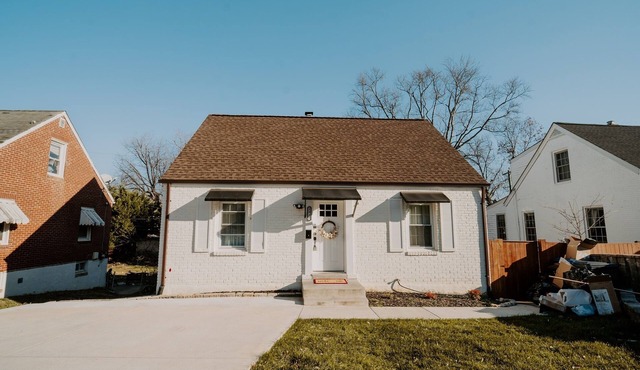 Modern 5BR Near DC | Sleeps 20 | Big Yard & Parking