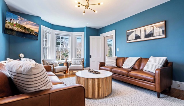 Modern Apartment - 20 Mins to Portland, Deck, Grill & Firepit, King Bed, DogsOK