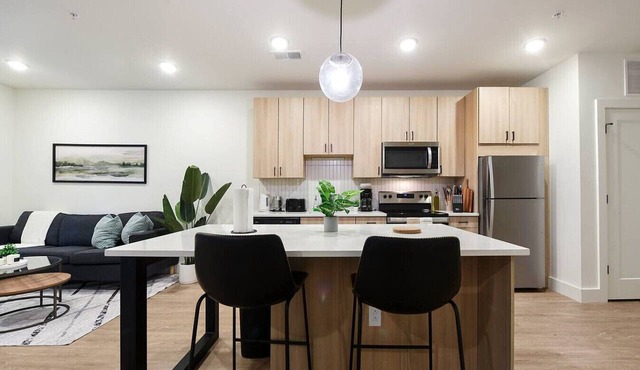 Modern Apt w/HULU, Gym & Parking Near Shopping
