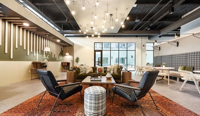 Modern Apt w/HULU, Gym & Parking Near Restaurants