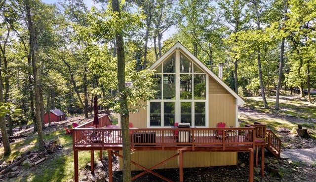 Modern Cabin w Hot Tub & Indoor Pool/Gym Access!