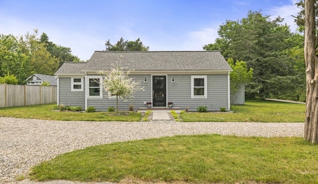 Modern Cape Cod Cottage- 0.5 mile to beach