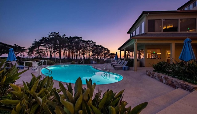 Modern Coastal Stay: Pools, Tennis & Fireplace. Minutes to Capitola Village