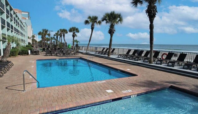 Modern Condo with Queen Bed, Onsite Swimming Pool, Hot Tub, and Gym Access