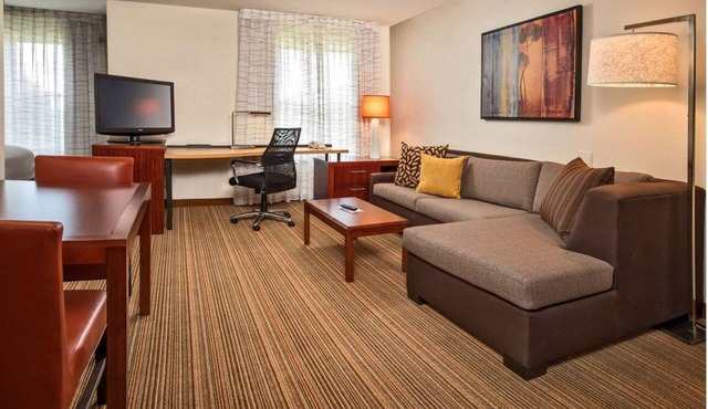 Modern Convenience Meets Comfort in Charleston! Pool, Pets are Allowed Here