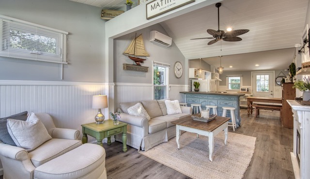 Modern Farmhouse Steps to Beach and Love Lane