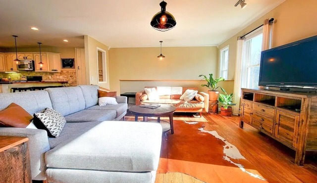 Modern home, minutes to Waterbury, Stowe, and Sugarbush