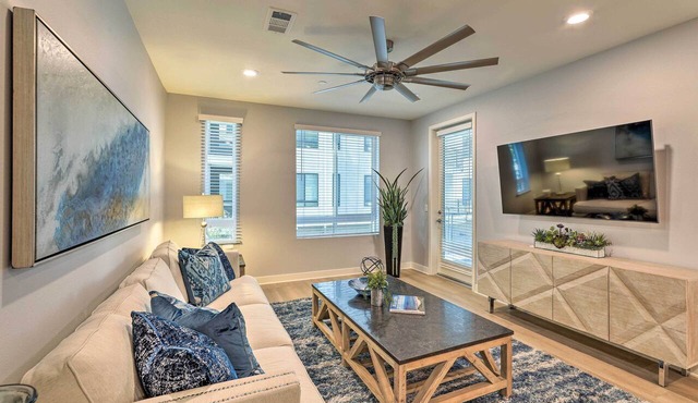 Modern Irvine Condo w/Pool - 7 Mi to Beach!