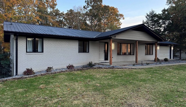 Modern Lakehouse by Moors Marina -Firepit, Grill, Gameroom, Pool Table