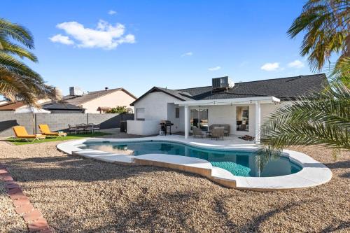 Modern Phoenix Home FREE Heated Pool in Phoenix