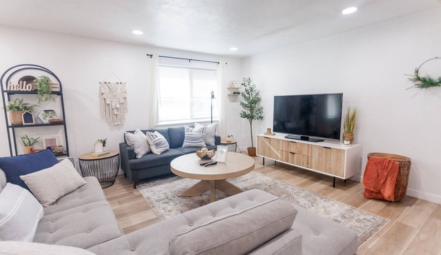 Modern & Spacious 4-bedroom Home 15 min to U of O, 11 min from Airport in Eugene