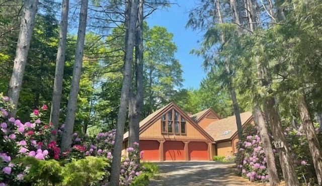 Modern, Spacious Ski and Lake Home Near Sunapee and Dartmouth