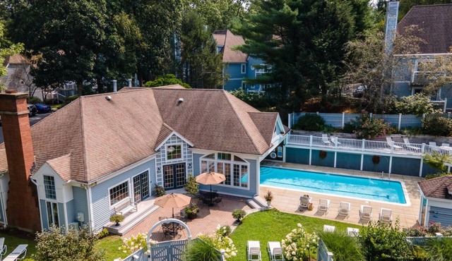 Mohegan Sun & Foxwoods Escape w/Hot Tub, Pool, Golf, Norwich Spa Onsite!