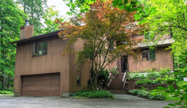 Mountain Brook Cabin w/4-bedroom in lovely Cornwall with Jacuzzi Tub and Sauna