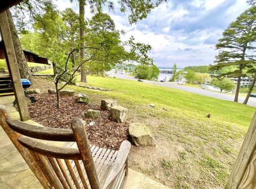 Mountain Harbor Queen Guest Room on Lake Ouachita