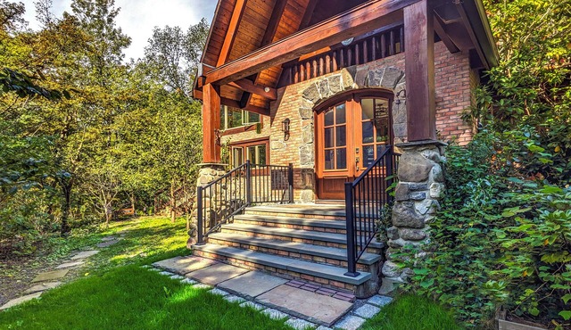 Mountain Lodge Retreat, Near New Paltz &Hikes. Nature and modern convenience.