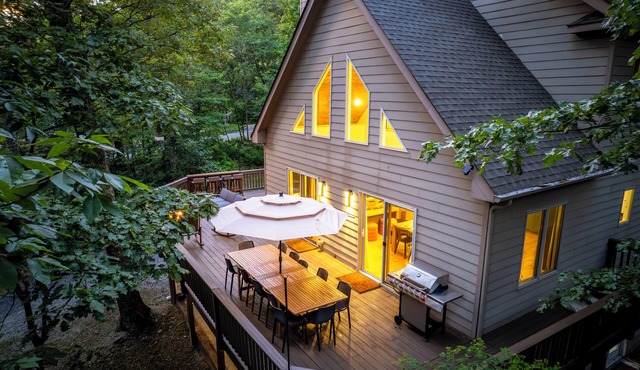 Mountain Retreat: HotTub, Game Room, Family & Pet-Friendly, 3 King Beds
