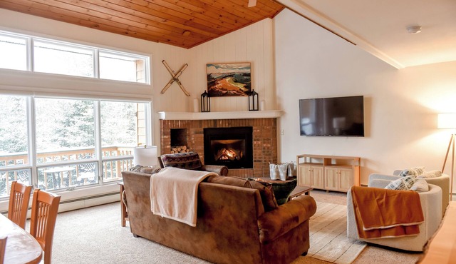 Mountain Townhouse - 3 min to slopes - Sleeps 10