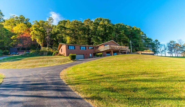 Mountain View Lodge- Scenic Mountain Lodge with Hot Tub