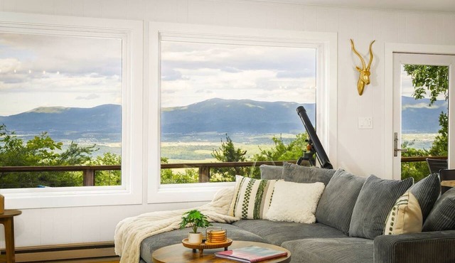 Mountain Views, Pets, Hot Tub, Fire Pit, Sleeps 5