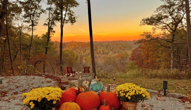 Mountain Views ,Sunsets, Jacuzzi spa , Kayak to waterfalls,5 mins to Beaver lake
