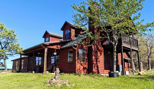 Mountainside cabin in Medicine Park-stunning views-borders Ft. Sill-Sleeps 16.
