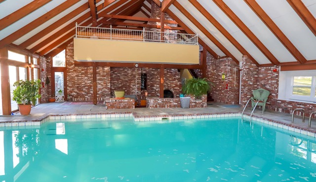Mountainside Estate. Private Indoor Pool, near Ragged Mtn. & Sunapee, sleeps 28