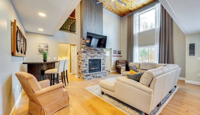 Mtn-View Gem w/Hot Tub & Fire Pit in North Conway