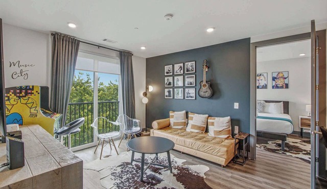 Muse Centrally located Nashville home near hot spots with elevator & central AC