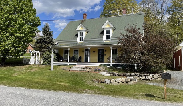 NE Farm House w/en suite bathrooms - 4 mins from Harbor/7 mins to Mountain!