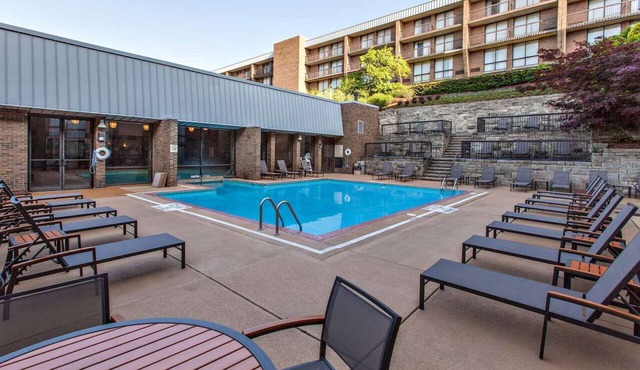 Near Acrisure Stadium + Free Parking & Restaurant