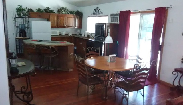 Nestled Between Sequoia Nat'l Park & Lake Kaweah - Riverfront 3 Acre Estate