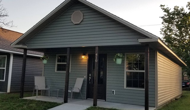 New 1 bedroom cottage right off Route 66.