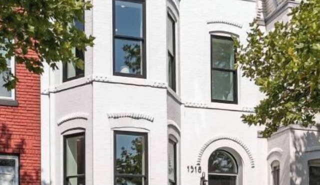 New 2 BR APT: amazing location, spotless, free private parking.