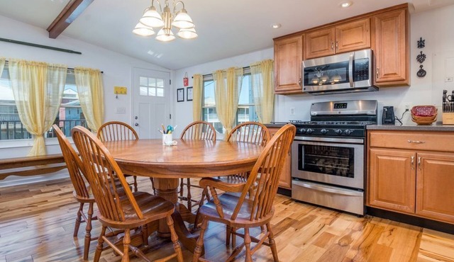 NEW, BIG 3 BEDROOM is OCEANblock, free parking, just a few steps to the beach.