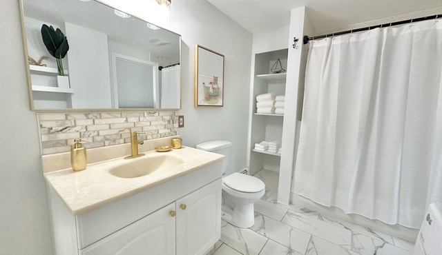 NEW Chic Home Close to Boston - WASHER DRYER & Parking