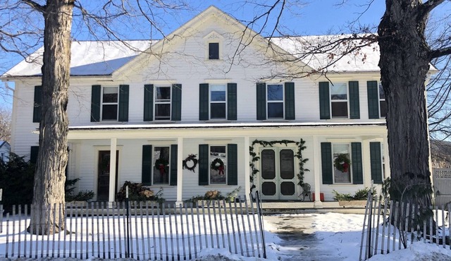 NEW-Classic family farmhouse: 10 min to Hudson; 20 mins Catamount ski, huge pool