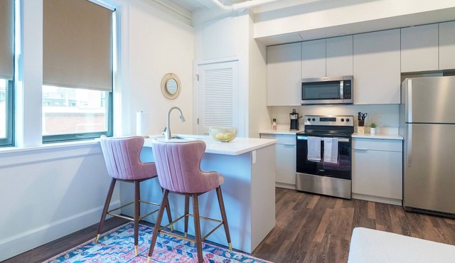New Condo Downtown Sleeps 4