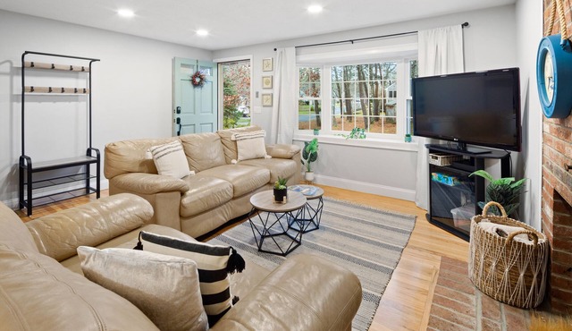 NEW - Cozy Cape Cod Family Getaway ~ A/C ~ SCREENED PORCH